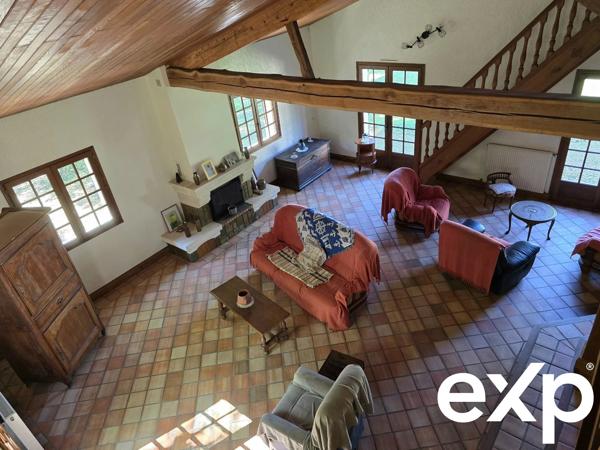 Maison d'architecte et son immense hangar