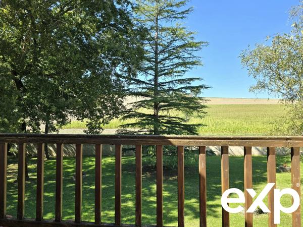 Maison d'architecte et son immense hangar