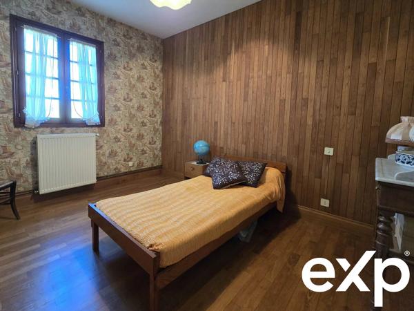 Maison d'architecte et son immense hangar