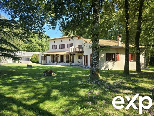 Maison d'architecte et son immense hangar