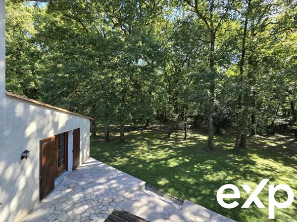 Maison d'architecte et son immense hangar