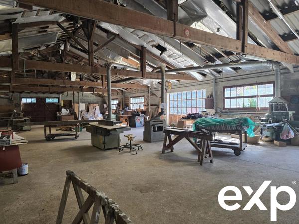 Maison d'architecte et son immense hangar