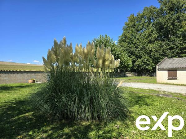 Maison d'architecte et son immense hangar