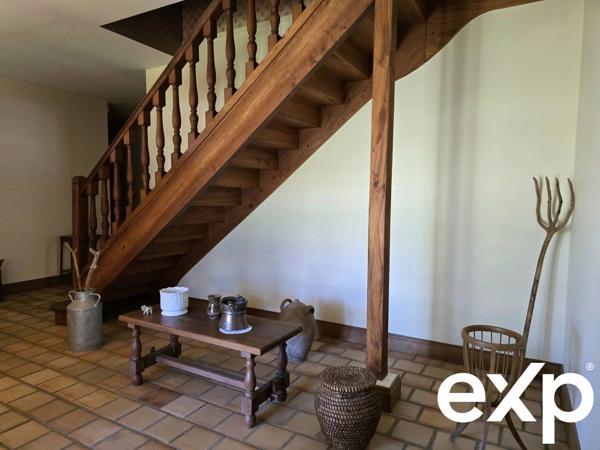 Maison d'architecte et son immense hangar