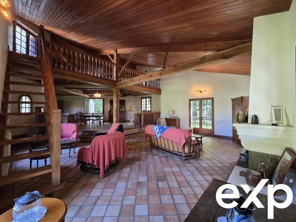 Maison d'architecte et son immense hangar