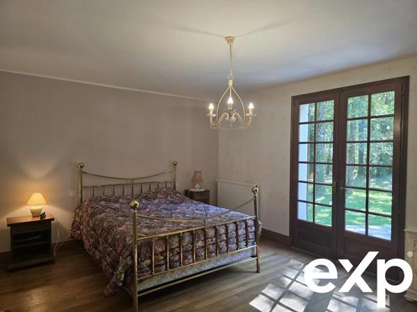 Maison d'architecte et son immense hangar