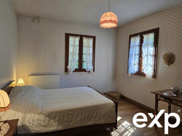 Maison d'architecte et son immense hangar