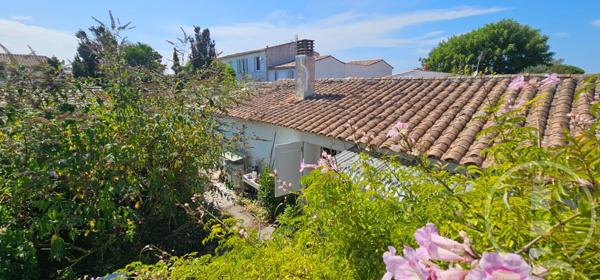 rare au coeur du village avec grande cour close