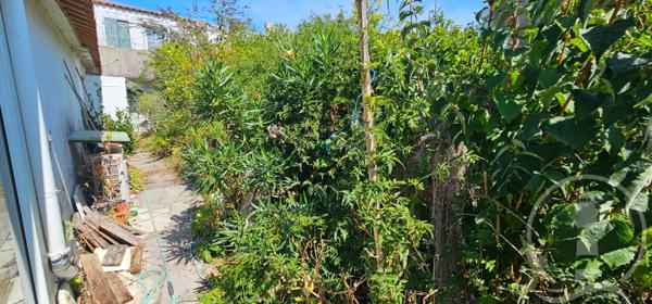 rare au coeur du village avec grande cour close