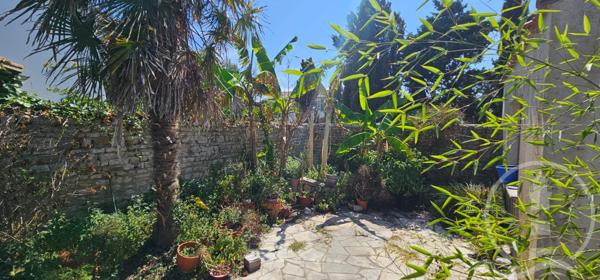 rare au coeur du village avec grande cour close