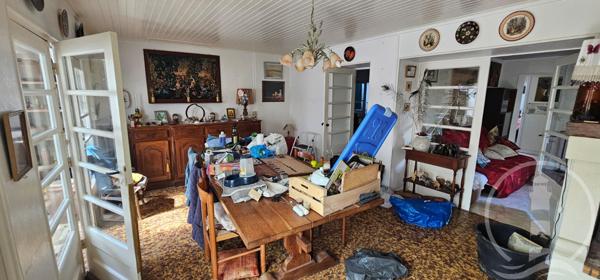 rare au coeur du village avec grande cour close