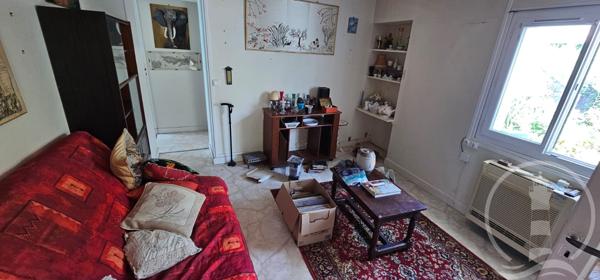 rare au coeur du village avec grande cour close