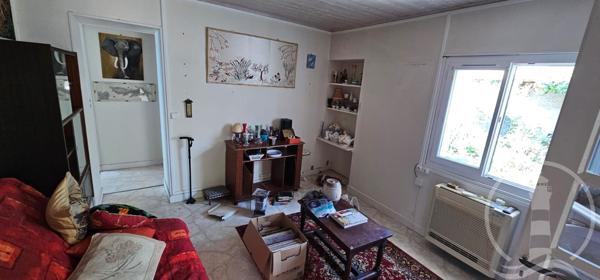 rare au coeur du village avec grande cour close