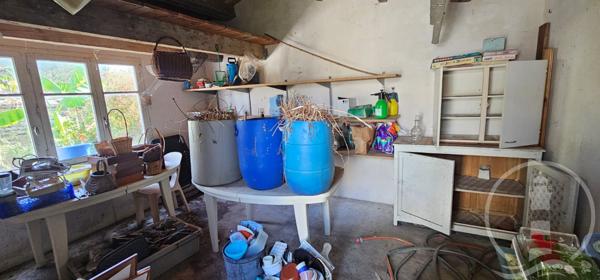 rare au coeur du village avec grande cour close