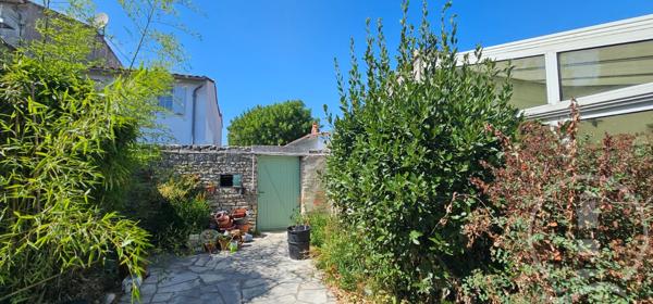 rare au coeur du village avec grande cour close