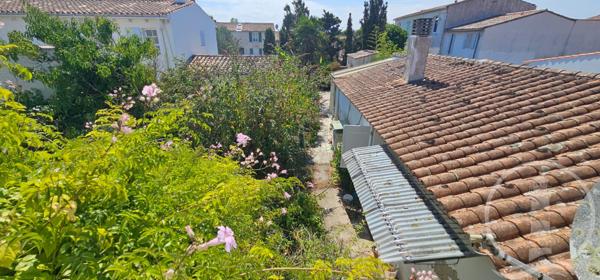 rare au coeur du village avec grande cour close