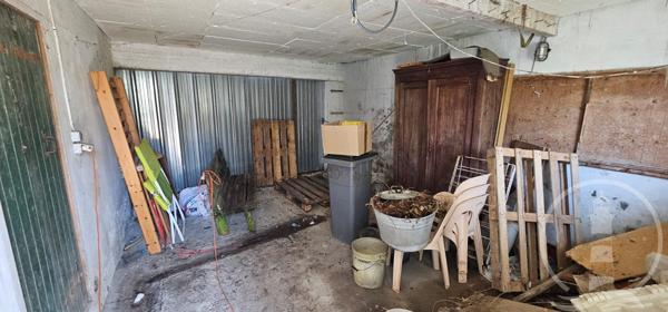 rare au coeur du village avec grande cour close