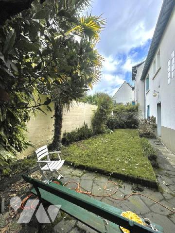 RENNES, Maison d'habitation - Quartier Sainte Thérèse - Maison des années 60 exposée Sud compre...