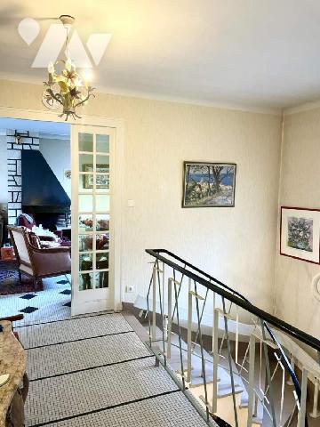 RENNES, Maison d'habitation - Quartier Sainte Thérèse - Maison des années 60 exposée Sud compre...