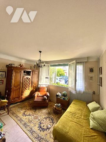 RENNES, Maison d'habitation - Quartier Sainte Thérèse - Maison des années 60 exposée Sud compre...