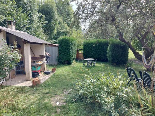 Maison de 98m² sur 2 niveaux avec terrasse d'été , abri de jardin,sur 1500m² de terrain