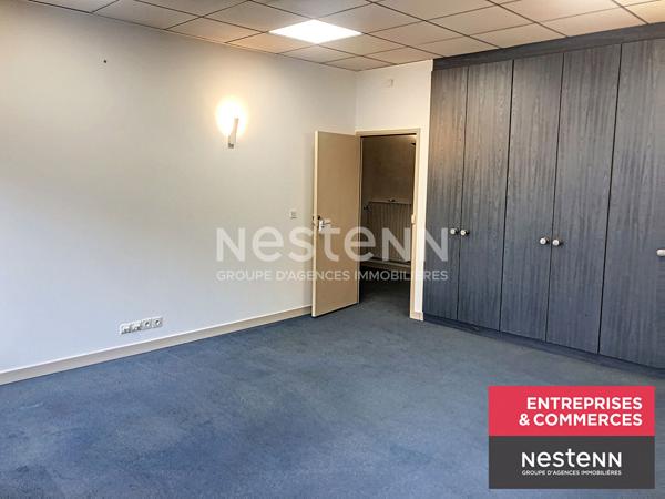 Centre de Feurs, plateau de 5 bureaux avec sanitaires et espace commun d'environ 117,38 m2 au premier étage
