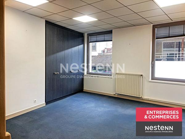 Centre de Feurs, plateau de 5 bureaux avec sanitaires et espace commun d'environ 117,38 m2 au premier étage