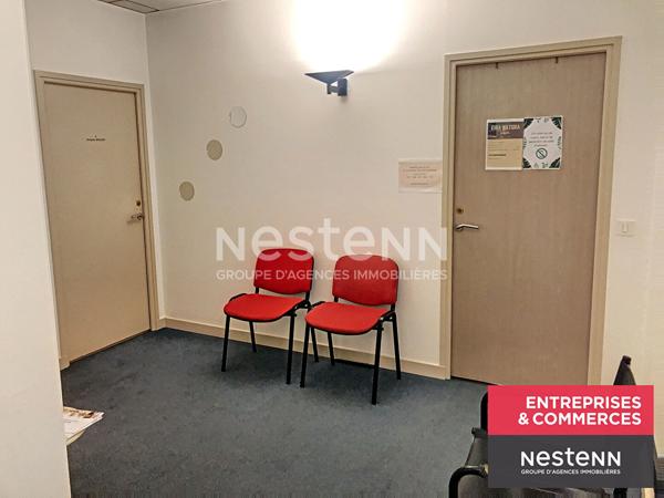 Centre de Feurs, plateau de 5 bureaux avec sanitaires et espace commun d'environ 117,38 m2 au premier étage
