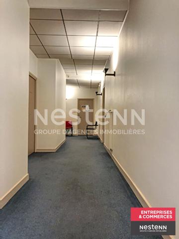 Centre de Feurs, plateau de 5 bureaux avec sanitaires et espace commun d'environ 117,38 m2 au premier étage