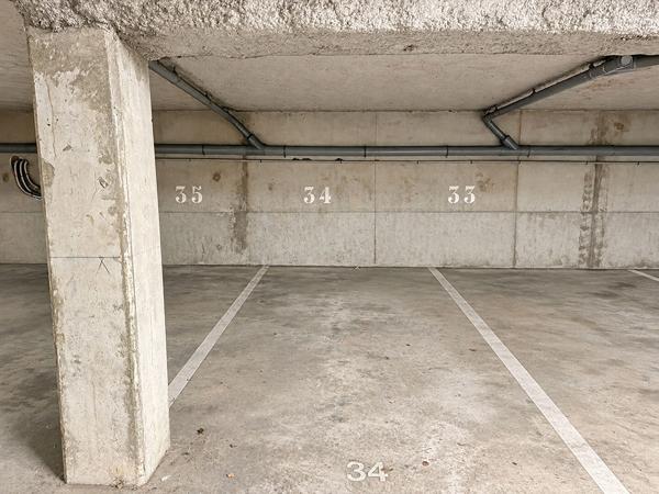 Place de parking en sous-sol, quartier Saint-Honoré, proche du centre-ville.