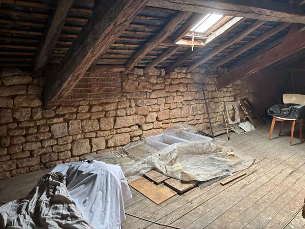 Immeuble de ville à restaurer. Fort potentiel