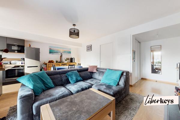 Appartement T3 récent en dernier étage avec 2 extérieurs - Secteur Parilly en bas du métro D