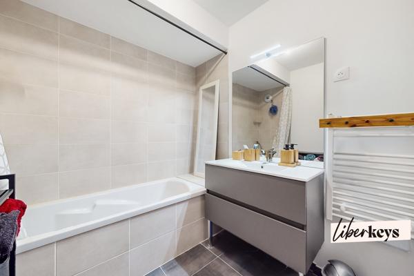 Appartement T3 récent en dernier étage avec 2 extérieurs - Secteur Parilly en bas du métro D