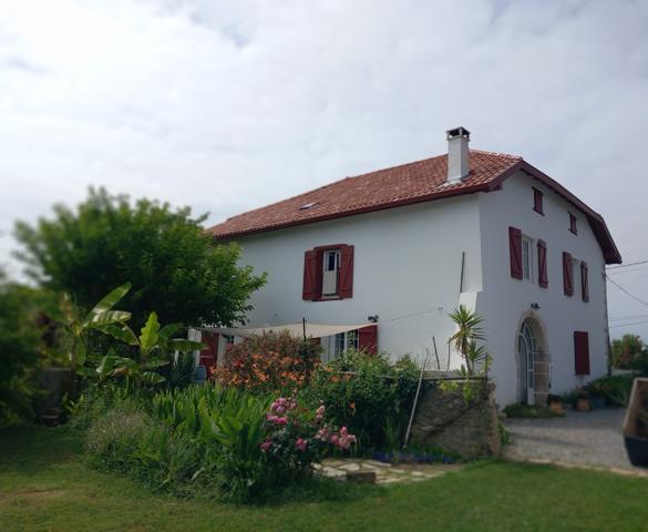 Maison T5 avec terrasse vue Pyrenées +un T3 indépendant+ grange (gros potentiel) sur 4000m²