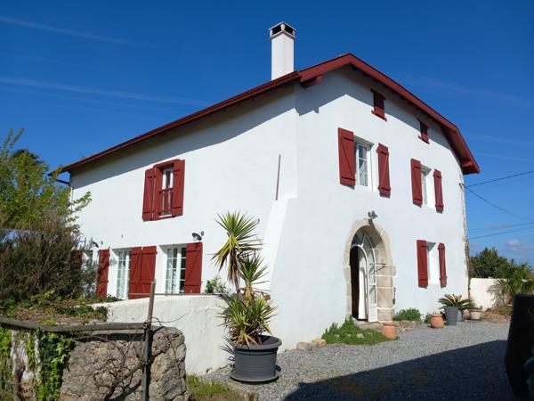 Maison T5 avec terrasse vue Pyrenées +un T3 indépendant+ grange (gros potentiel) sur 4000m²
