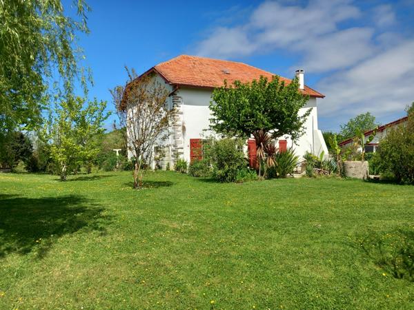 Maison T5 avec terrasse vue Pyrenées +un T3 indépendant+ grange (gros potentiel) sur 4000m²