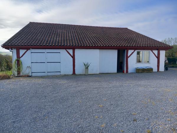 Maison T5 avec terrasse vue Pyrenées +un T3 indépendant+ grange (gros potentiel) sur 4000m²