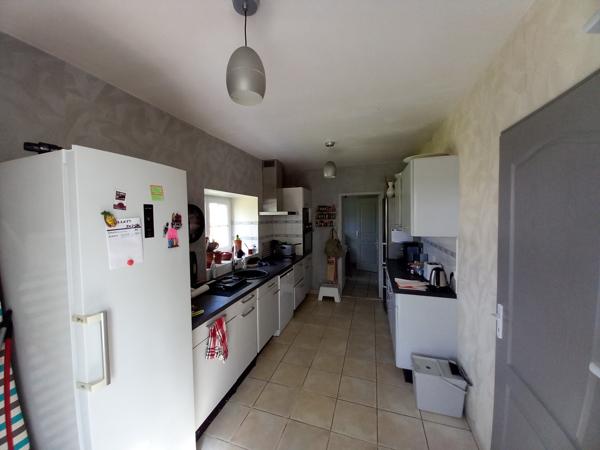 Maison T5 avec terrasse vue Pyrenées +un T3 indépendant+ grange (gros potentiel) sur 4000m²