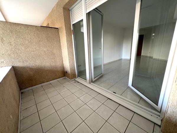 Appartement T2 56 m2, rez de chaussée avec petite terrasse et place de parking privative 119 000€