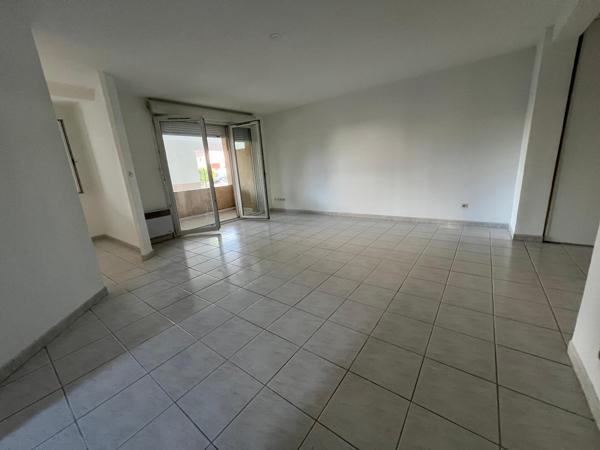 Appartement T2 56 m2, rez de chaussée avec petite terrasse et place de parking privative 119 000€