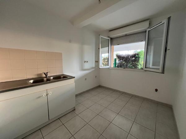 Appartement T2 56 m2, rez de chaussée avec petite terrasse et place de parking privative 119 000€