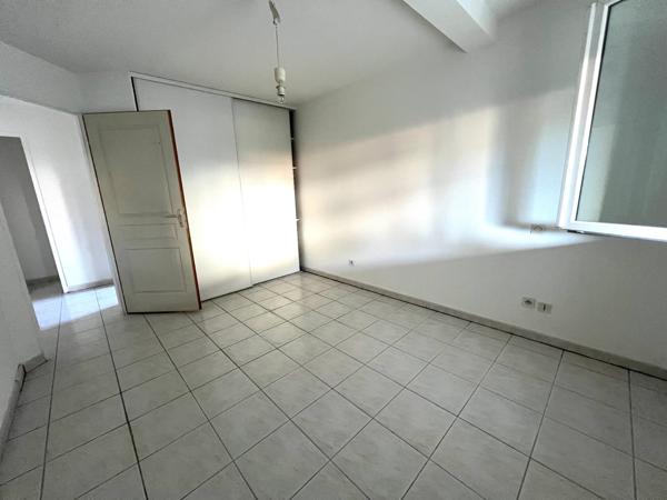 Appartement T2 56 m2, rez de chaussée avec petite terrasse et place de parking privative 119 000€