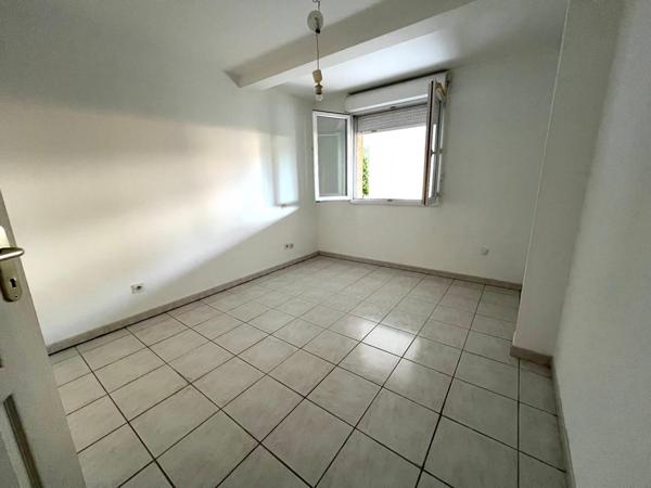 Appartement T2 56 m2, rez de chaussée avec petite terrasse et place de parking privative 119 000€