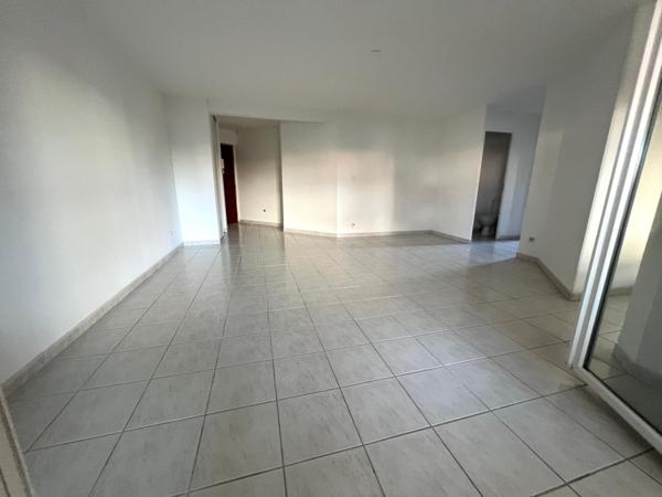 Appartement T2 56 m2, rez de chaussée avec petite terrasse et place de parking privative 119 000€