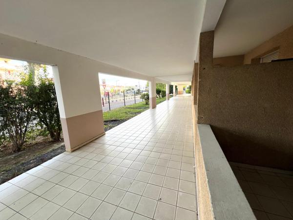 Appartement T2 56 m2, rez de chaussée avec petite terrasse et place de parking privative 119 000€