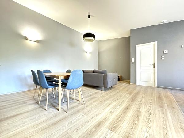 Appartement 2 chambre, grand séjour, garage fermé dans cours privative