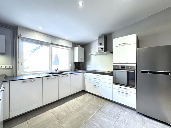 Appartement 2 chambre, grand séjour, garage fermé dans cours privative