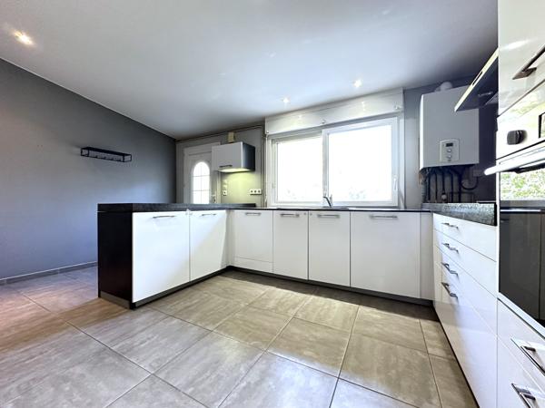 Appartement 2 chambre, grand séjour, garage fermé dans cours privative