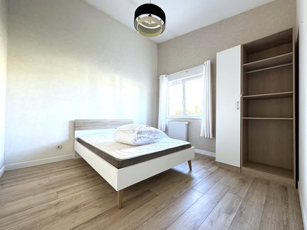 Appartement 2 chambre, grand séjour, garage fermé dans cours privative