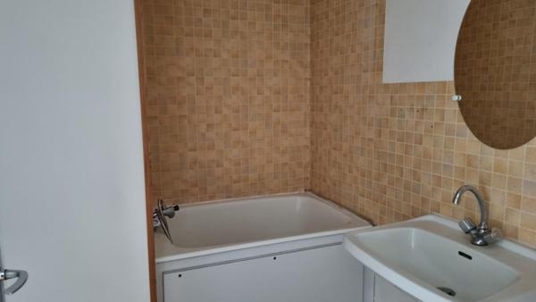 Dunières Centre 43220 immeuble pas de porte, trois appartements